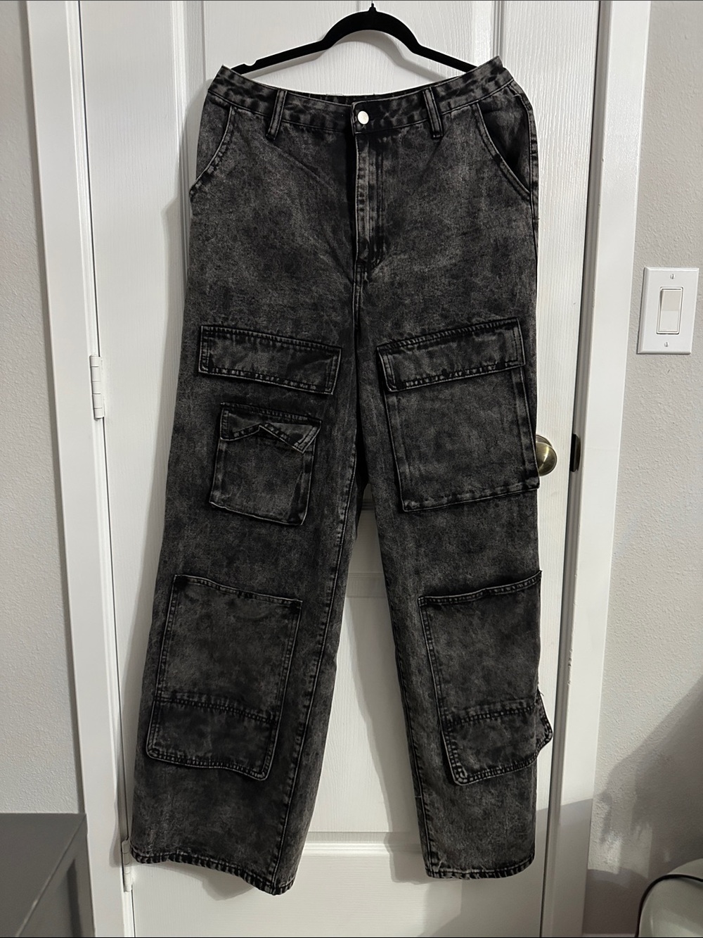 Fashion Nova women Washed Black Cargo Jeans - Stonewashed Black